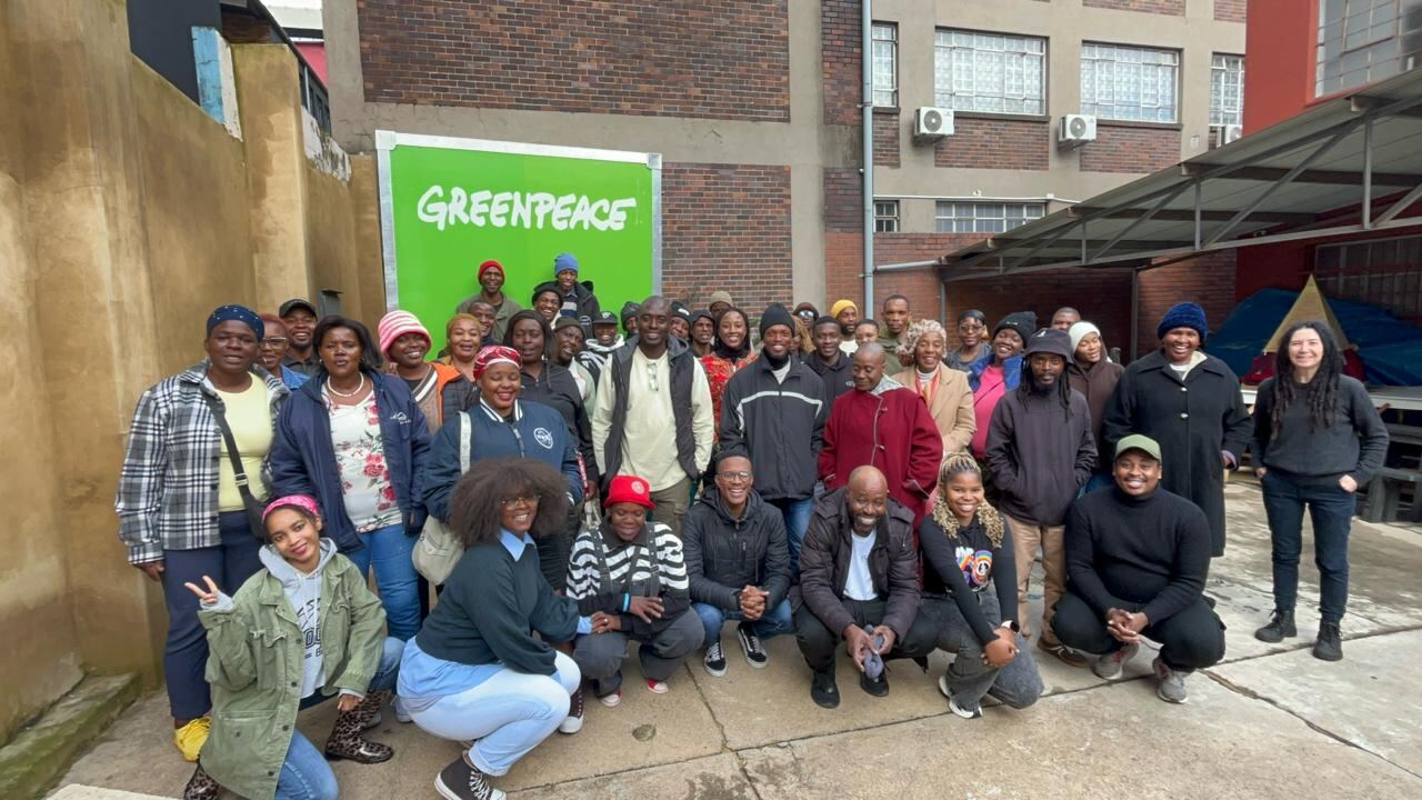 Large group photo of Earth, Hand and Fibre and Greenpeace Africa volunteers